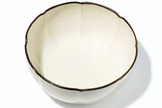 定窯劃花八棱大盌，曾被拍賣(mài)出天價(jià)